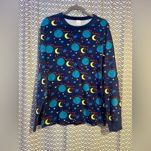 Hanna Andersson | Long John Pajama Top in “To the moon and back”, size XL